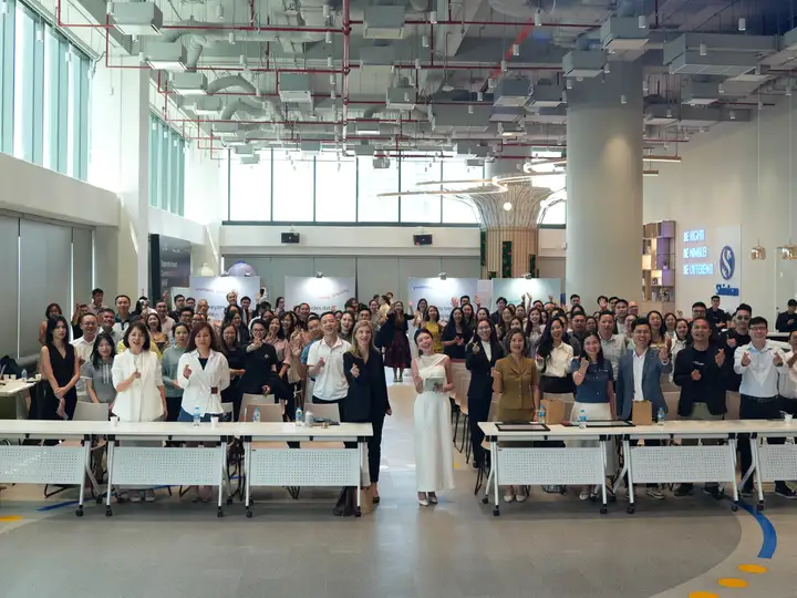 The whole hall on its feet for a group photo